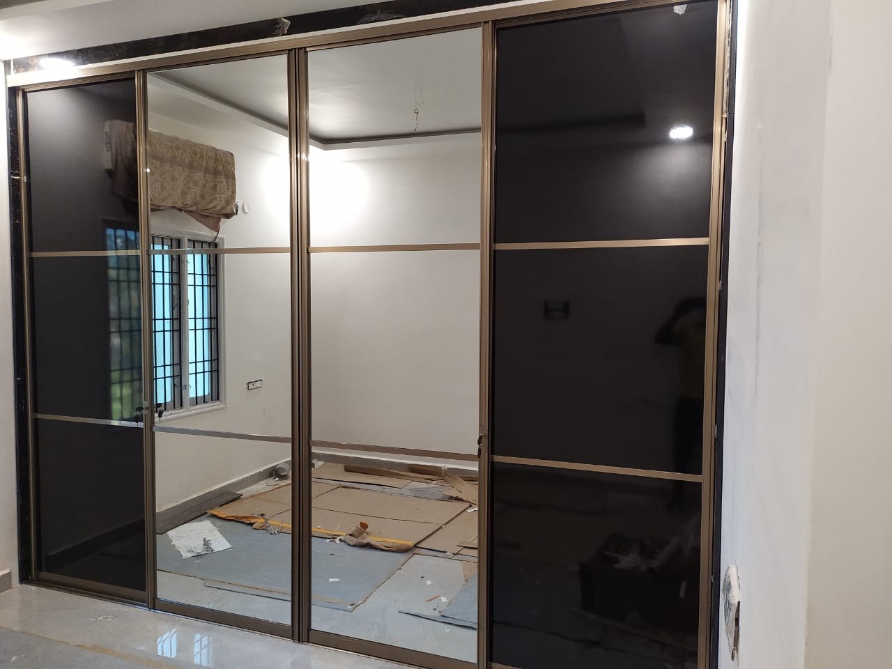 lacquer-glass-wardrobe-dealers-manufacturers-in-gurgaon-gurugram-india-top-dealers-manufacturers-in-gurgaon